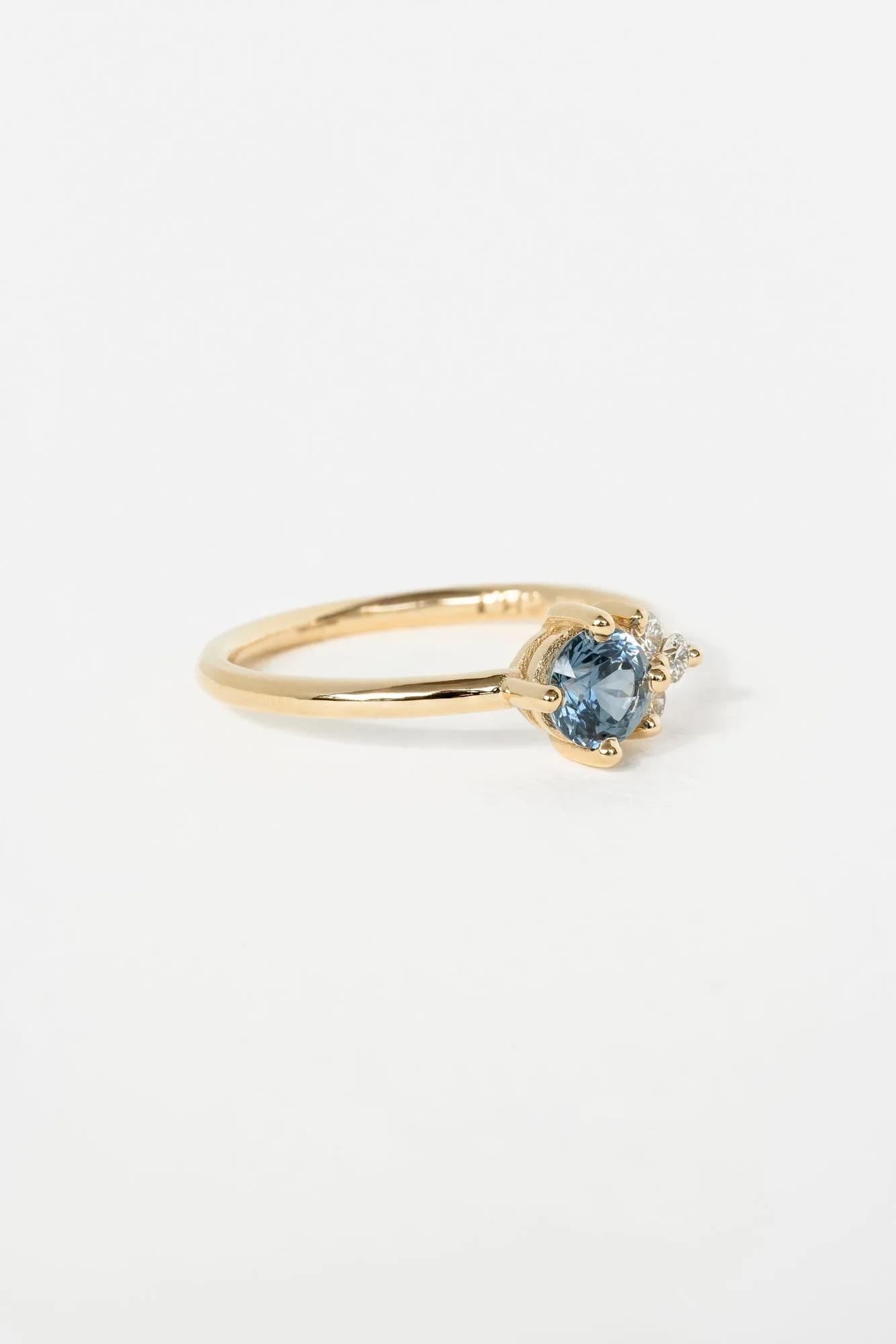 Shooting Star Ring with 0.65ct Montana Sapphire